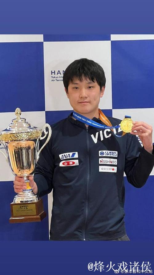 张本智和胜利时刻:握拳庆祝奖杯,乐享香港夜景,重拾久违欢愉 张本智和胜利时刻:握拳庆祝奖杯,乐享香港夜景,重拾久违欢愉