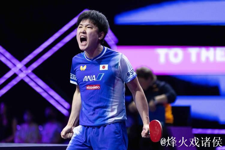 张本智和胜利时刻:握拳庆祝奖杯,乐享香港夜景,重拾久违欢愉 张本智和胜利时刻:握拳庆祝奖杯,乐享香港夜景,重拾久违欢愉